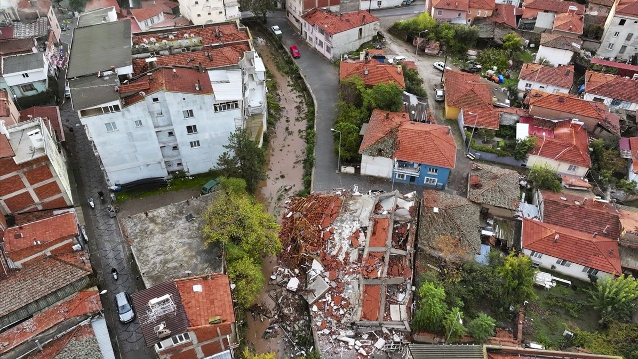Balıkesir Sındırgı'da 6,1'lik Depremin Yıkımı Dronla Görüntülendi