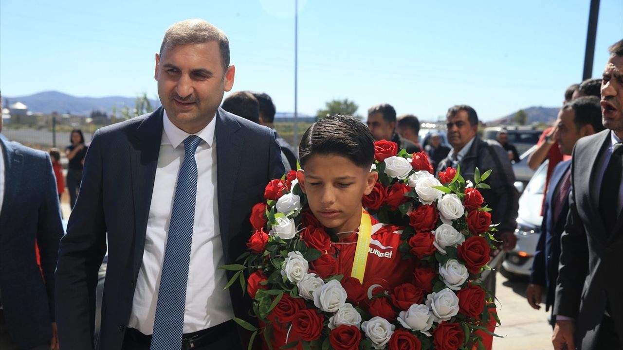 Balkan Şampiyonu İbrahim Bera Kıvrak, Kahramanmaraş'ta davul zurnayla karşılandı