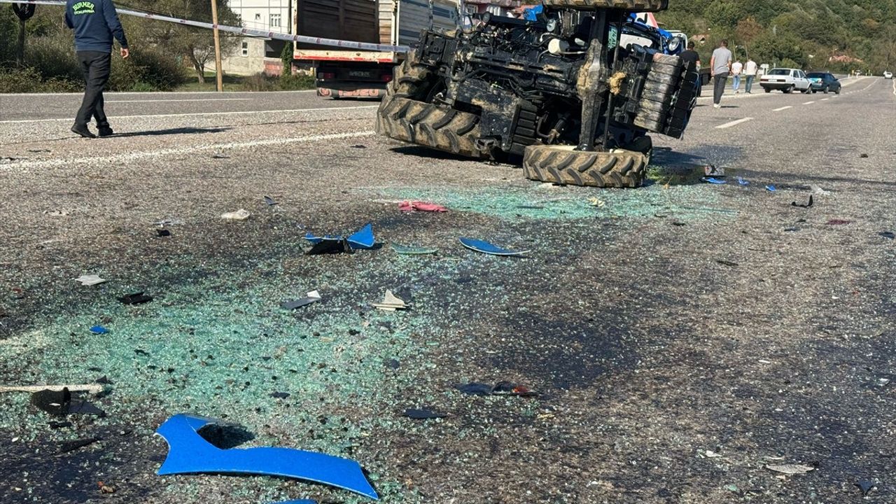 Bartın'da iki otomobil ile traktör çarpıştı: 4 kişi yaralandı