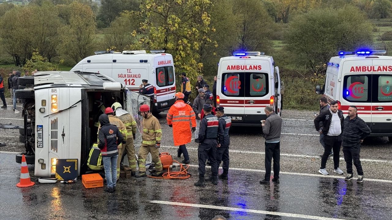 Bartın'da işçi servisinin devrilmesi: 1 ölü, 19 yaralı
