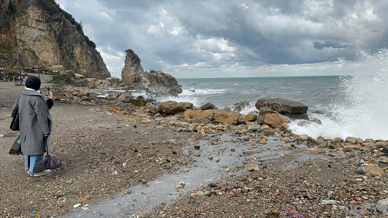 Bartın'ın Amasra ilçesinde şiddetli rüzgar denizde 3 metrelik dalgalar oluşturdu
