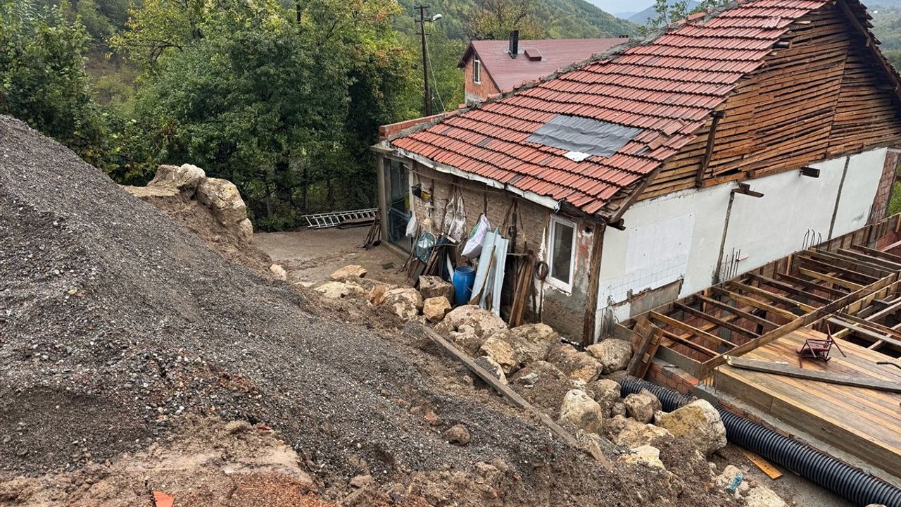 Bartın Kurucaşile'de yağış heyelana yol açtı; iki katlı ev tedbir amaçlı tahliye edildi