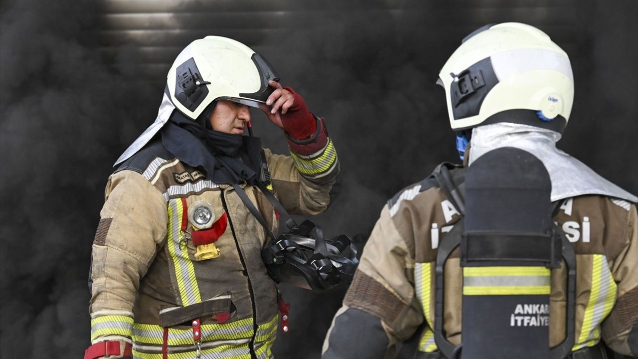 Başkentte OSTİM OSB'de polyester ve plastik maket üretimi yapılan iş yerinde yangın söndürüldü