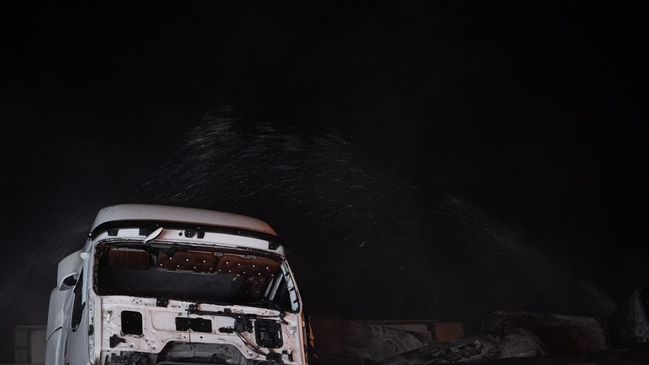 Başkentte Yenimahalle'de oto tamir dükkanında çıkan yangın söndürüldü