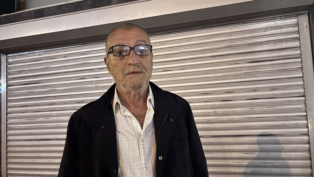 Bayraklı'da freni boşalan kamyon apartman duvarına çarptı