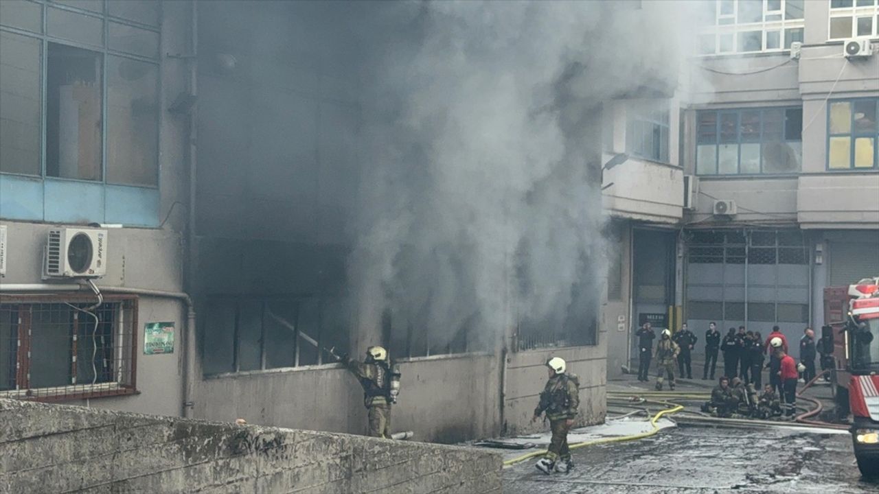 Bayrampaşa'da iş merkezinin bodrumunda çıkan yangın itfaiye tarafından söndürüldü