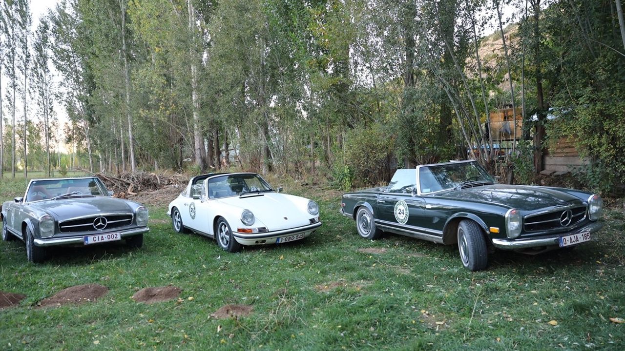 Belçika'dan Gelen Klasik Otomobil Tutkunları Bayburt'ta Doğa ve Kültür Rotasını Gezdi