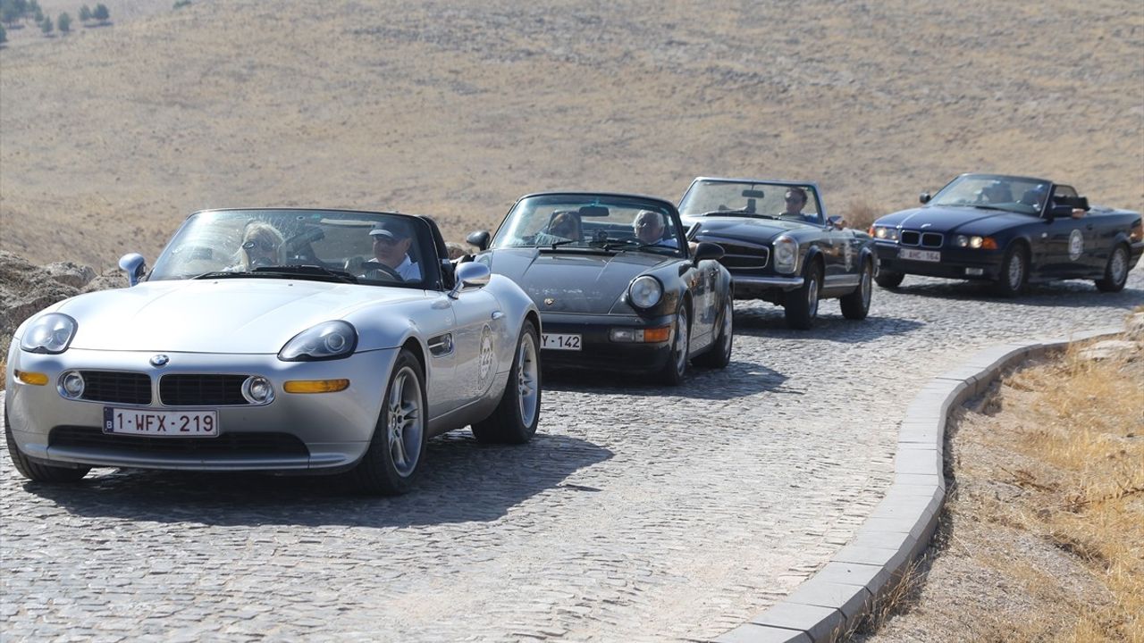 Belçika'dan Gelen Klasik Otomobil Tutkunları Göbeklitepe'yi Ziyaret Etti