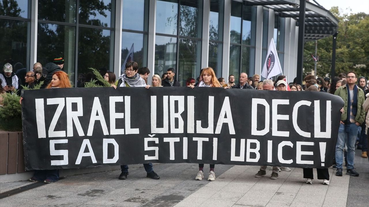 Belgrad'ta Filistin'e Destek Gösterisi: İsrail'in Gazze'deki İki Yılı Protesto Edildi