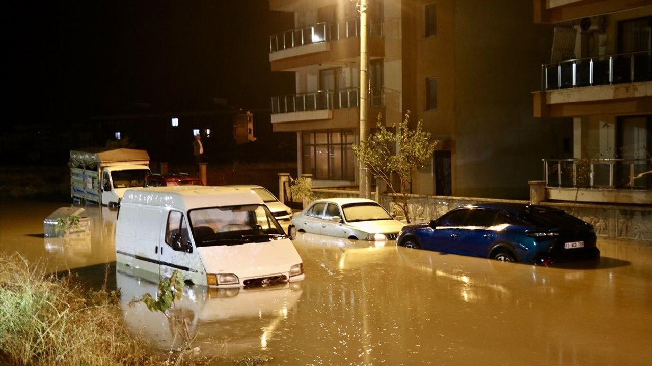 Bergama'da kuvvetli sağanak: sokaklar göle döndü, ev ve iş yerleri su bastı