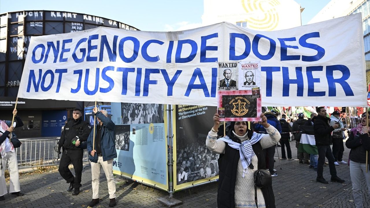 Berlin'de Filistin'e destek gösterisi: Mitte'de çok sayıda kişi toplandı