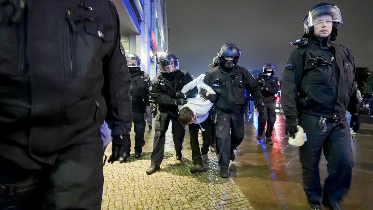 Berlin'de polis Filistin'e destek gösterisine müdahale etti