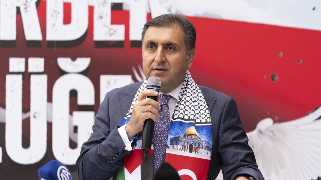 Beşiktaş'ta 'Zincirlerden Özgürlüğe Filistin' etkinliği düzenlendi — zincirlenmiş Filistin bayrağı su altından çıkarıldı