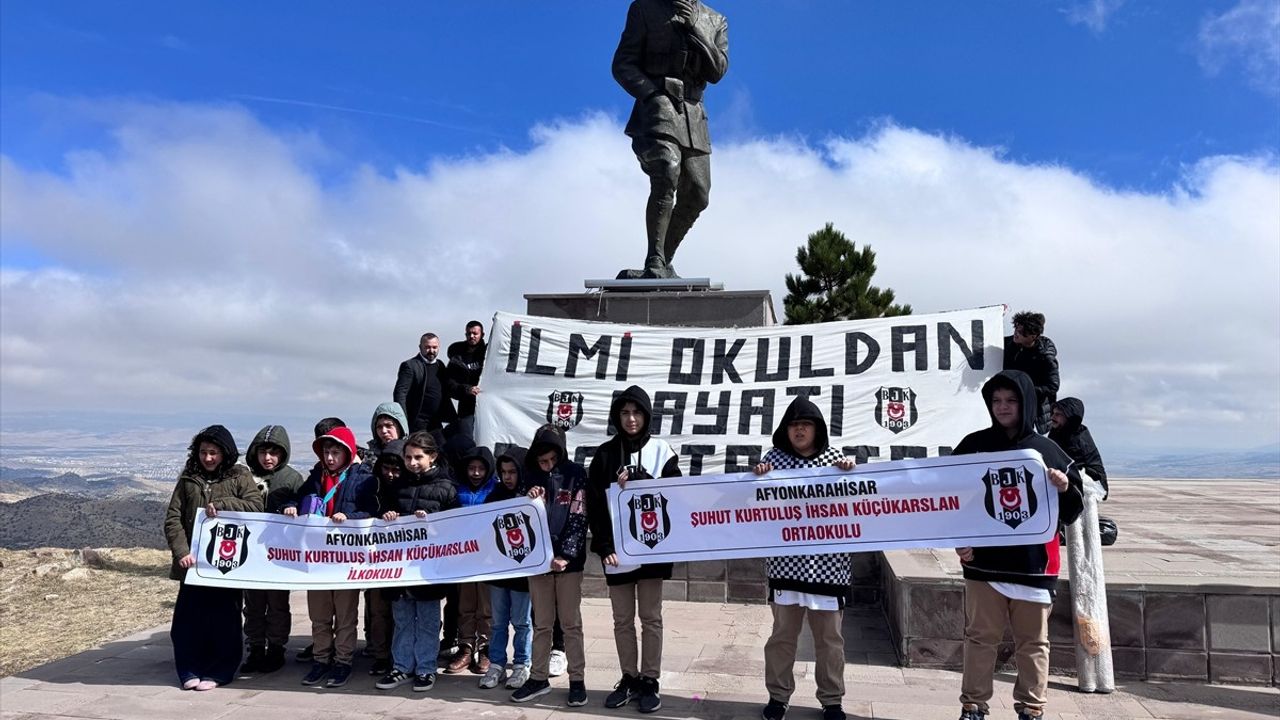 Beşiktaşlı Kurul Üyeleri Afyonkarahisar'da Öğrencilere Forma ve Spor Malzemesi Hediye Etti
