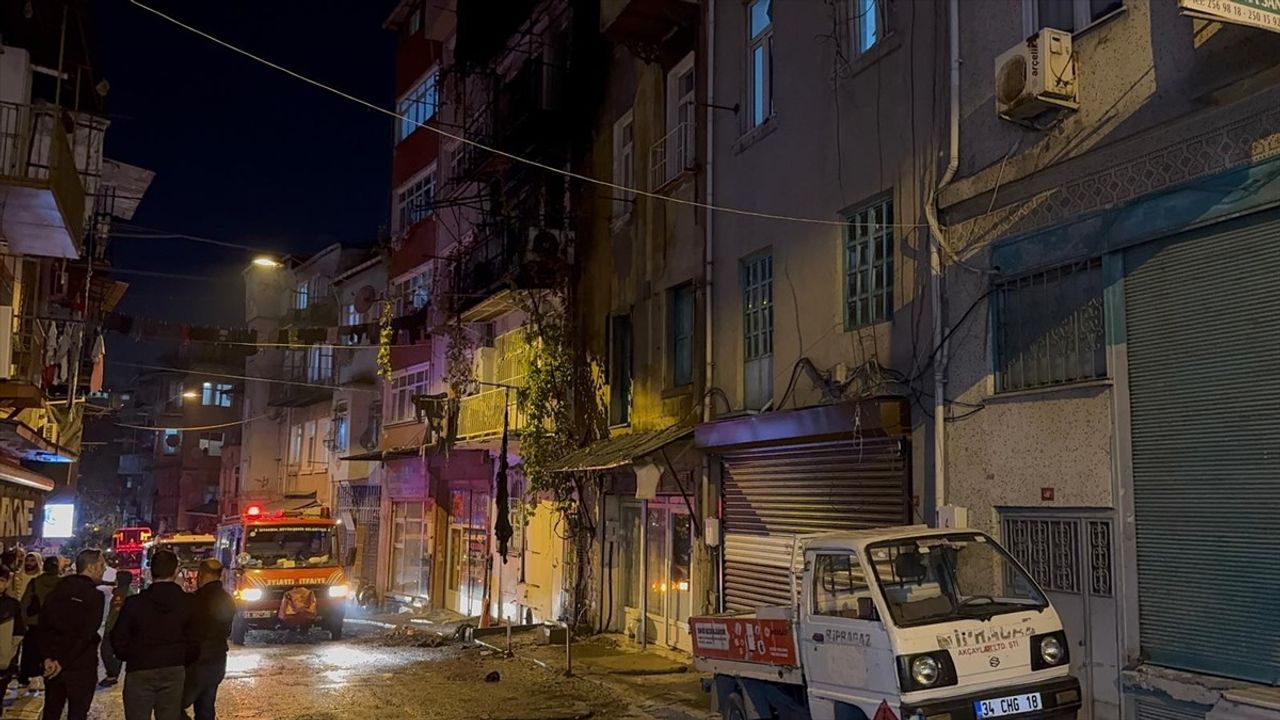 Beyoğlu Çukur Mahallesi'nde havai fişek kaynaklı yangında 6 kişi kurtarıldı