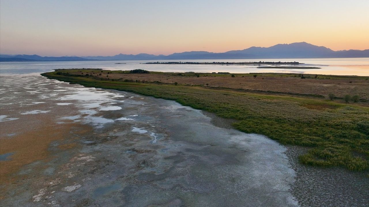 Beyşehir Gölü'nde Kıstıfan Adası karayla birleşti; adacık sayısı artıyor
