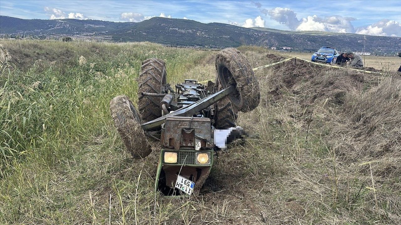 Bilecik Gölpazarı'nda traktör su kanalına devrildi: 78 yaşındaki sürücü yaşamını yitirdi