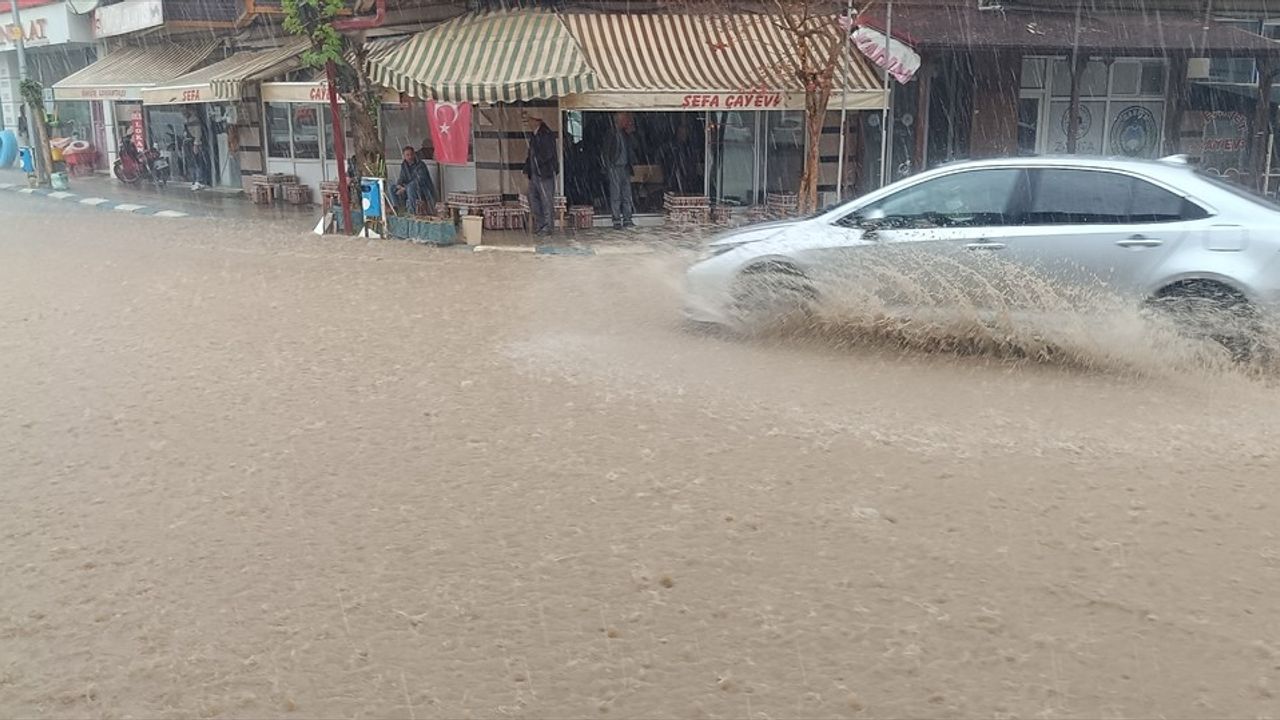 Bilecik’in Pazaryeri ilçesinde sağanak yaşamı olumsuz etkiledi