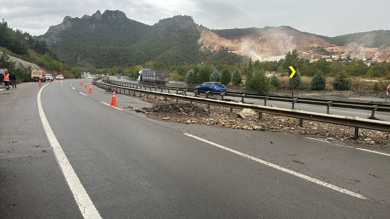 Bilecik'te şiddetli yağış ulaşımı aksattı: Osmaneli-Sakarya kara yolu kısa süreli kapandı