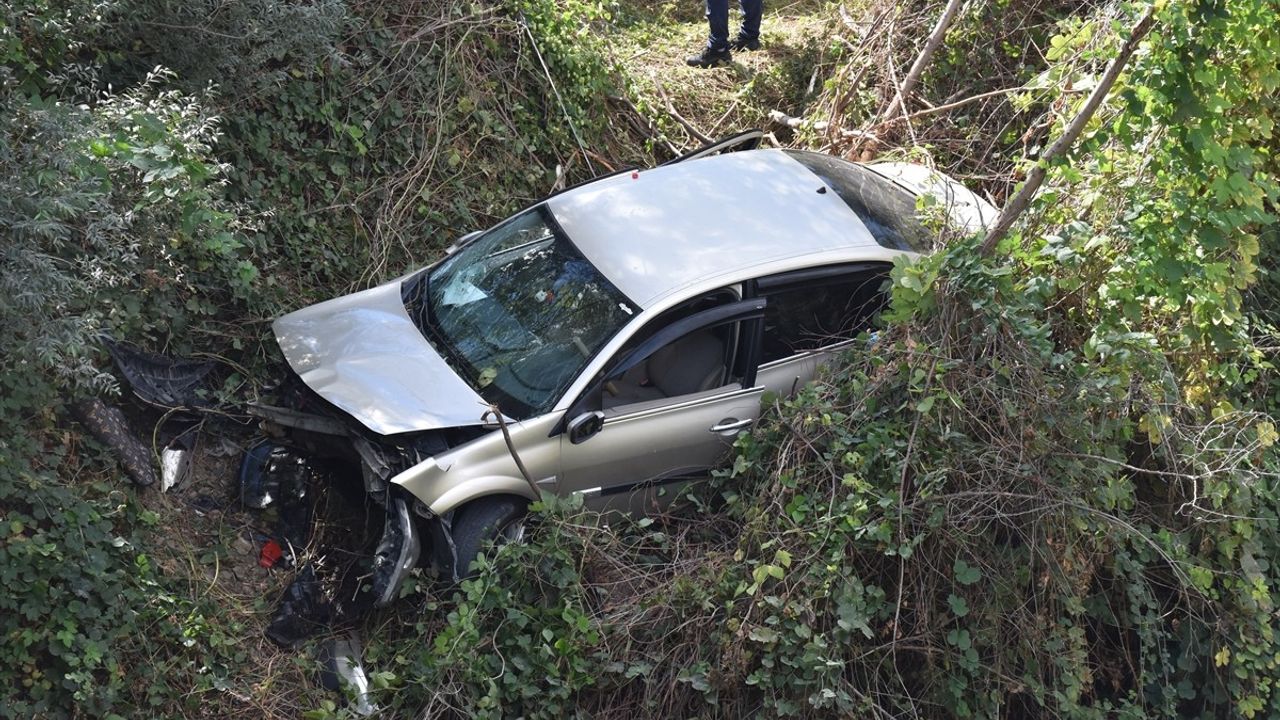 Bilecik'te tekerinin kopması sonucu dere yatağına düşen otomobilde 2 kişi yaralandı