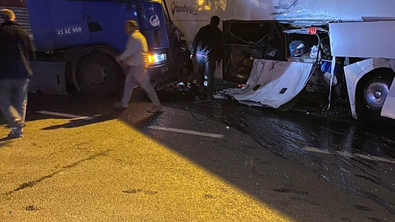 Bilecik'te tur otobüsü ile tır çarpıştı: 20 yaralı