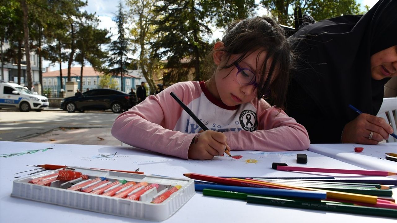 Bilecik ve Kütahya'da 'Filistinli Çocuklar İçin Çiz' etkinliği düzenlendi