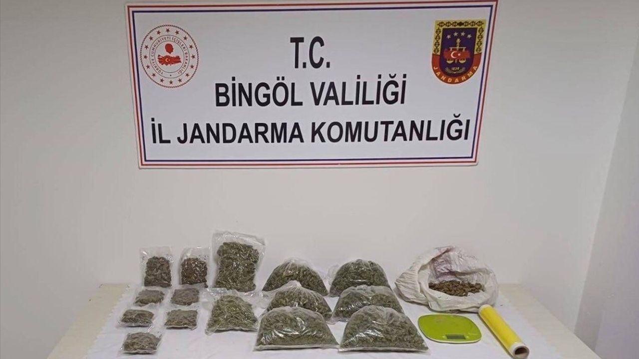 Bingöl'ün Genç ilçesinde uyuşturucu operasyonu: 3 kilo 646 gram esrar ve skunk ele geçirildi