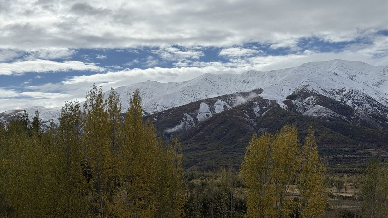 Bingöl'ün Karlıova ve Yedisu ilçelerinde mevsimin ilk karı etkili oldu