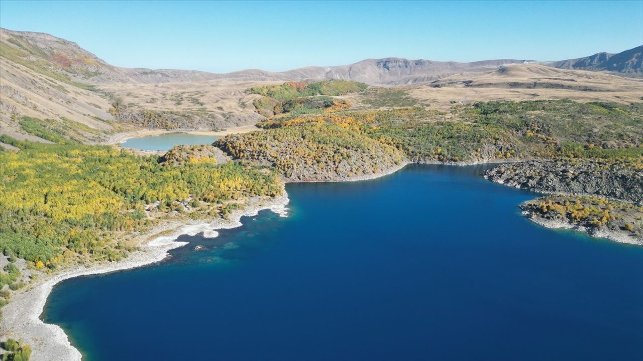 Bitlis Tatvan'daki Nemrut Krater Gölü sonbahar renkleriyle ziyaretçileri cezbediyor