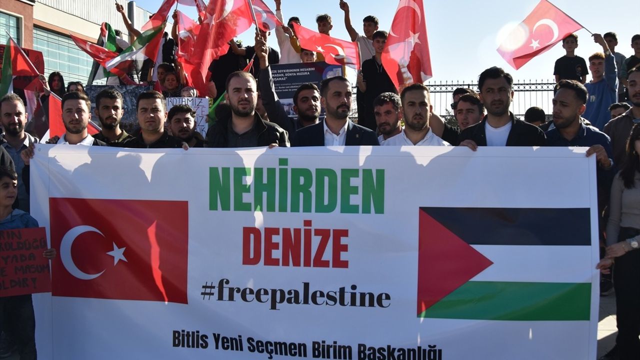 Bitlis'te 'Nehirden Denize Özgür Filistin' yürüyüşü düzenlendi
