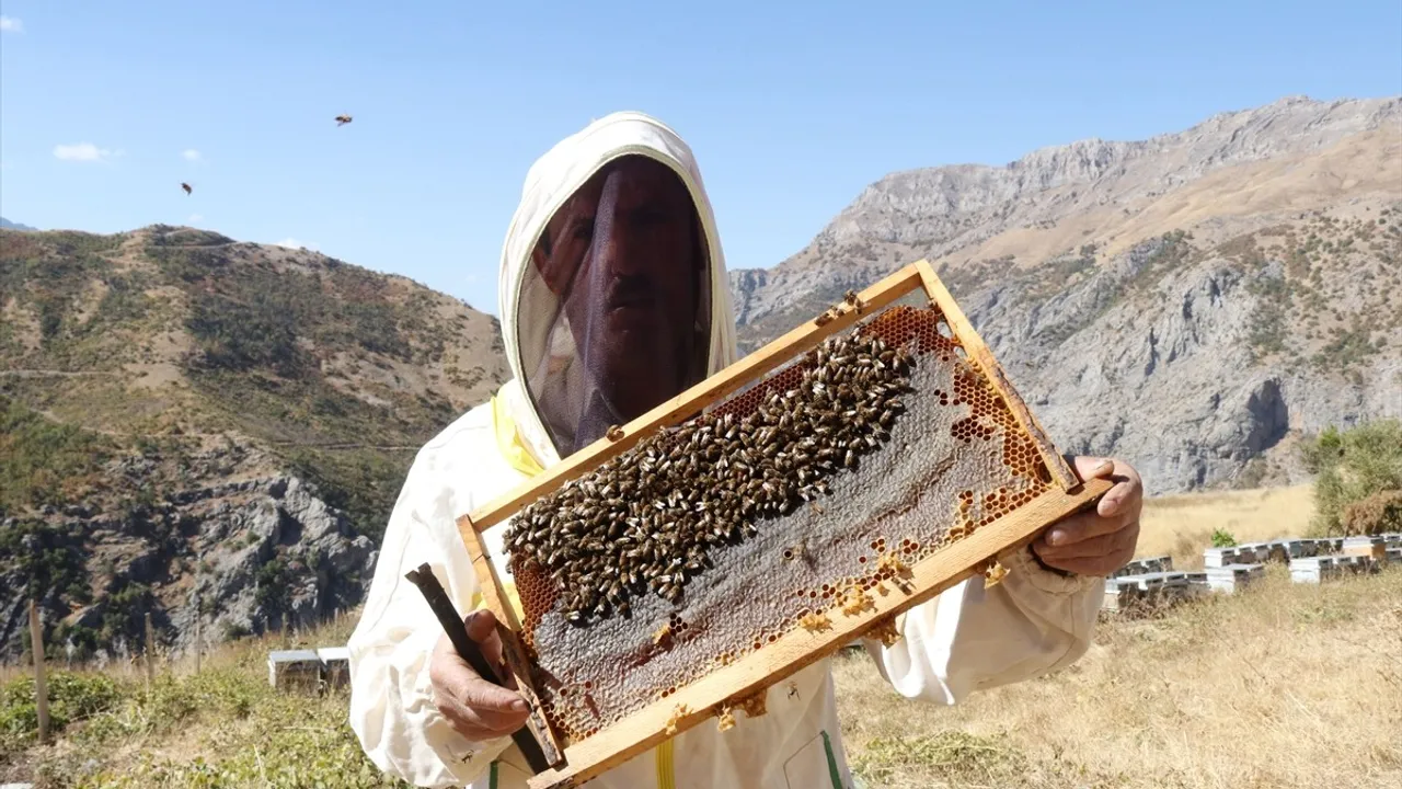Bitlis Ziyaret Köyünde Ailesiyle Yılda 2,5 Ton Bal Üreten İsmet Akkoyun