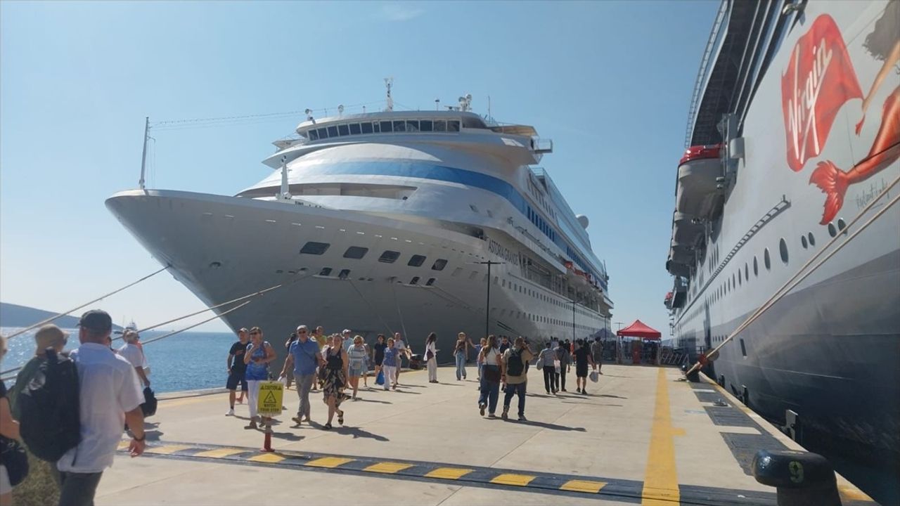 Bodrum'a iki kruvaziyer 3 bin 308 turist getirdi