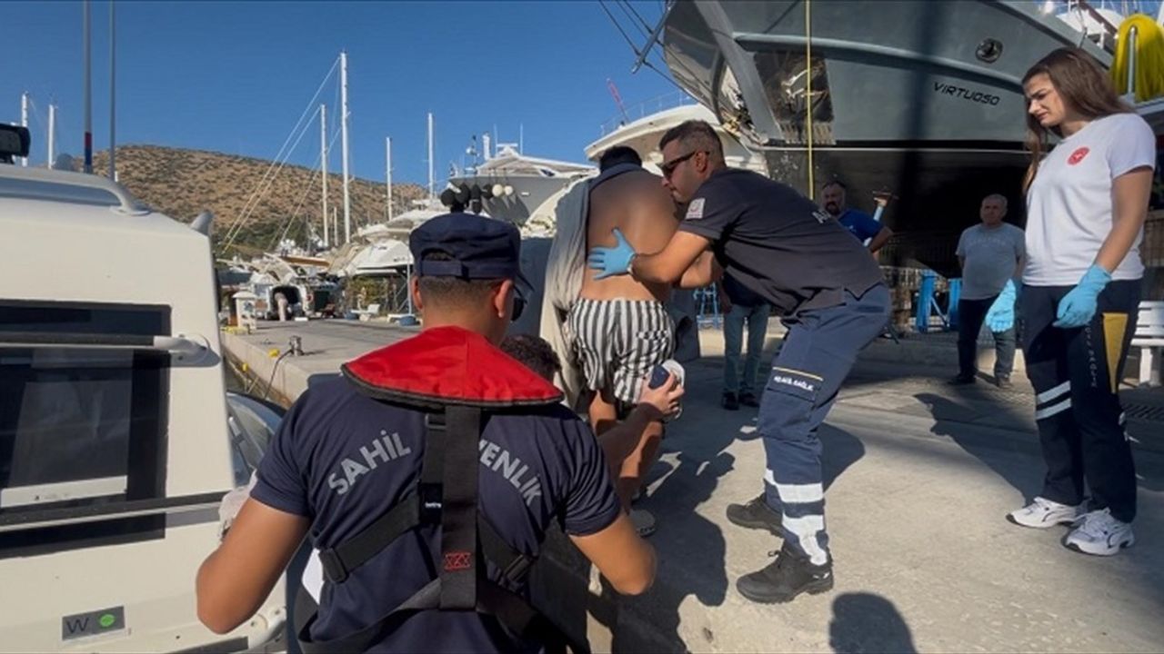 Bodrum açıklarında gezi teknesinde yaralanan kişi tıbbi tahliye edildi