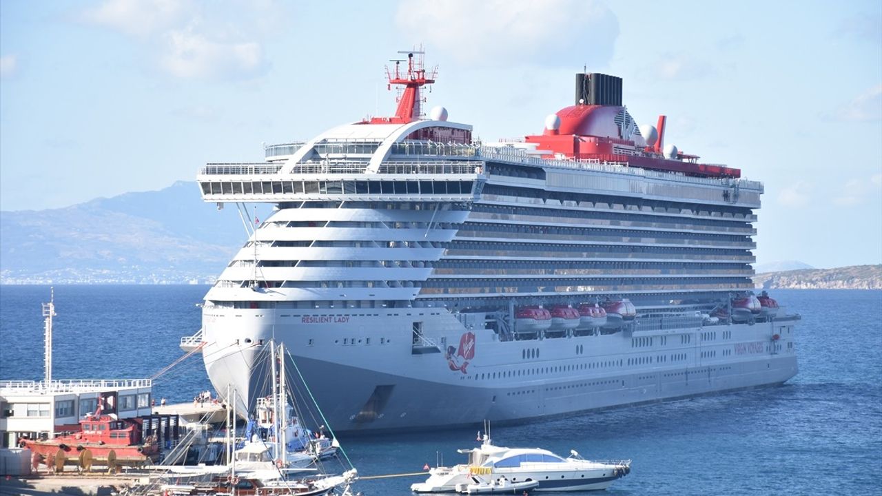 Bodrum Limanı'na "Resilient Lady" Kruvaziyeri 2 bin 612 Yolcu Getirdi