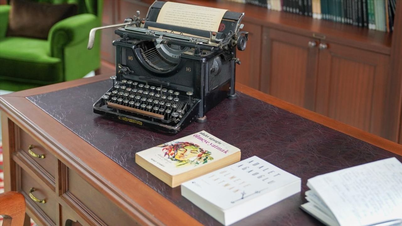 Boğaziçi Üniversitesi, Adalet Ağaoğlu Külliyatını Yayınlıyor ve Arşivliyor