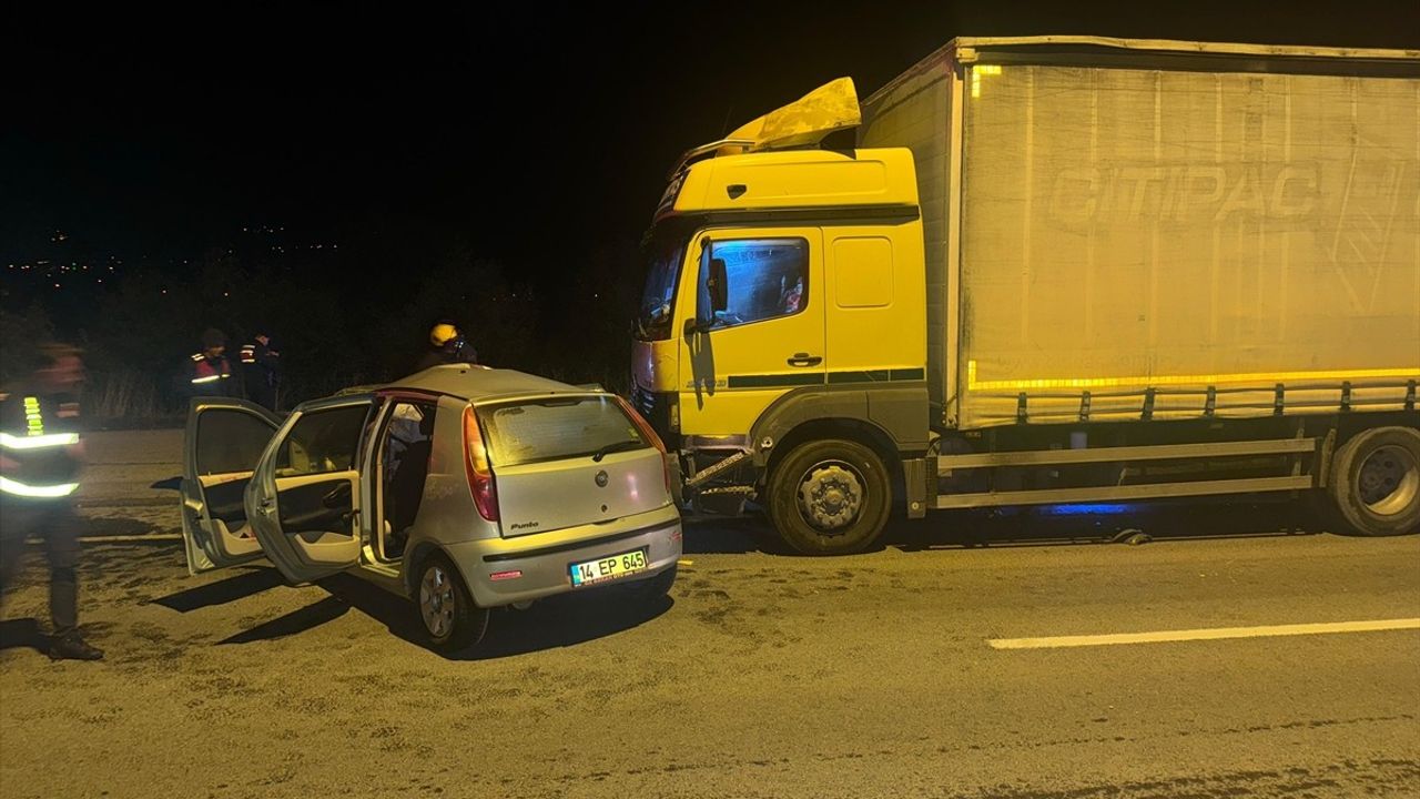 Bolu'da D-100'de kamyonla çarpışan otomobilin sürücüsü hayatını kaybetti