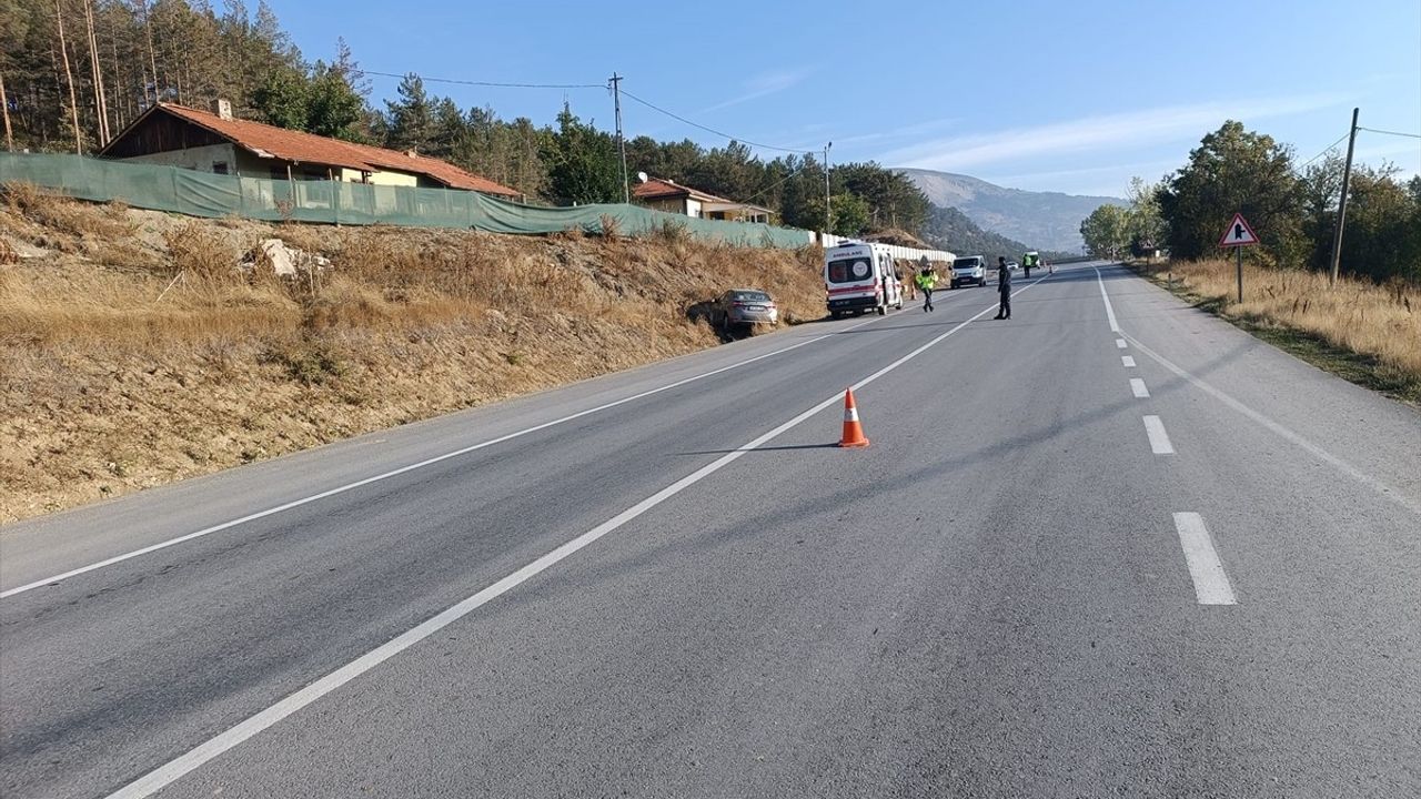 Bolu'da otomobilin yoldan çıkarak yamaca çarpması: Kadın hayatını kaybetti, eşi yaralandı