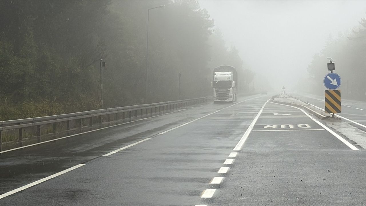 Bolu Dağı'nda sis ve sağanak ulaşımı etkiliyor, D-100'de görüş yer yer 30 metreye düştü