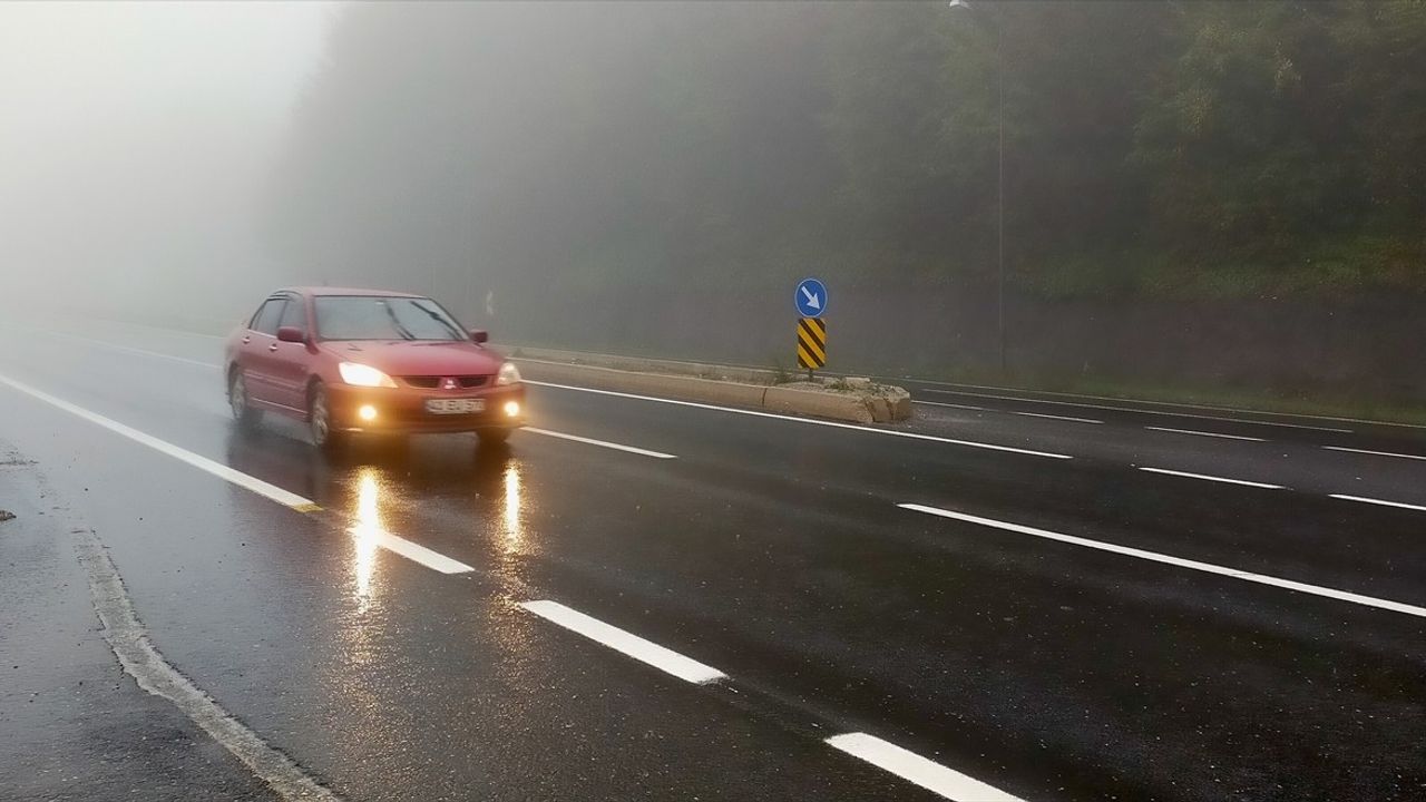 Bolu Dağı'nda Sis ve Sağanak Ulaşımı Olumsuz Etkiledi