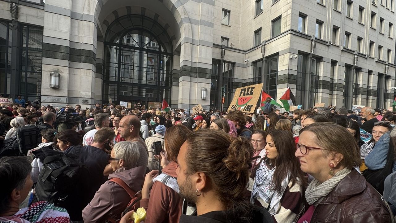 Brüksel'de yüzlerce kişi Küresel Sumud Filosu'na yönelik saldırıyı protesto etti
