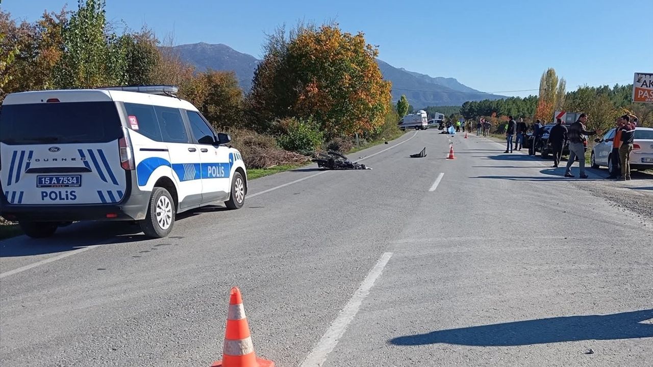 Burdur'da otomobille çarpışan motosiklet sürücüsü yaşamını yitirdi, 2 kişi yaralandı