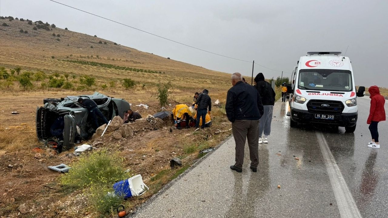 Burdur Karamanlı'da otomobil şarampole devrildi: 5 kişi yaralandı
