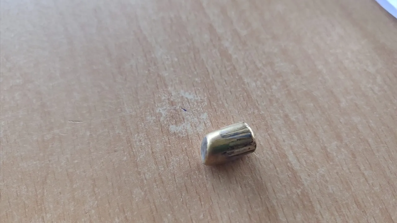 Bursa'da Demirtaş-Panayır dolmuş durağı çatısına yorgun mermi isabet etti