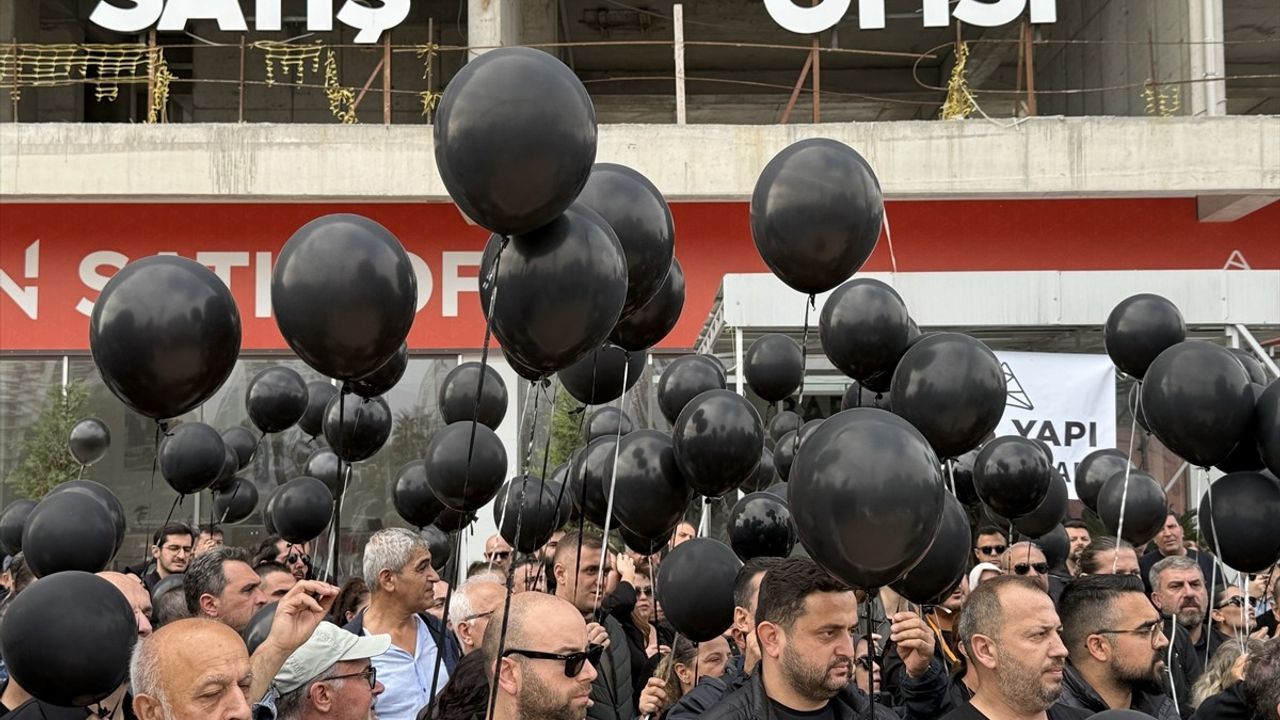 Bursa'da konkordato ilan eden inşaat firması mağdurları satış ofisi önünde eylem yaptı