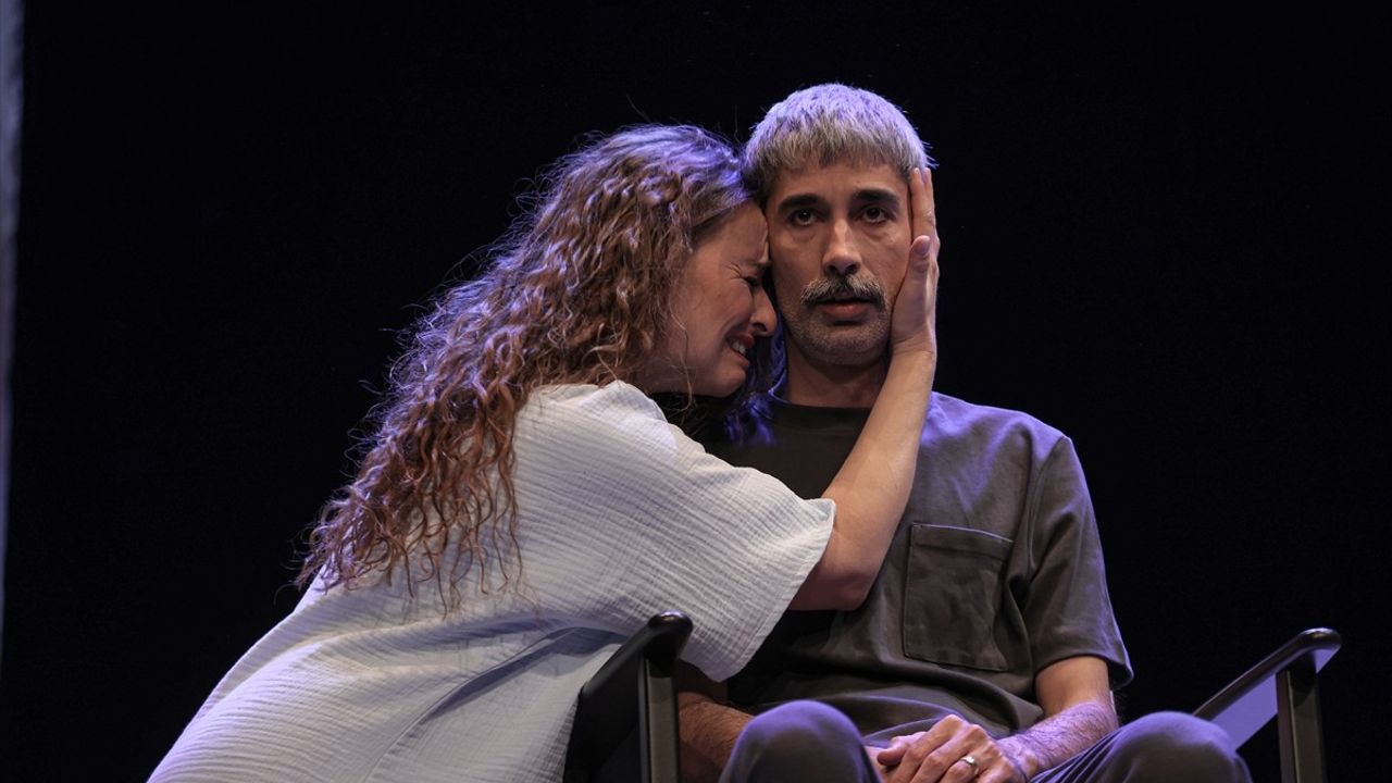 Bursa Devlet Tiyatrosu, Ayşe Kulin'in 'Sevdalinka' oyununu yarın prömiyerle sahneliyor