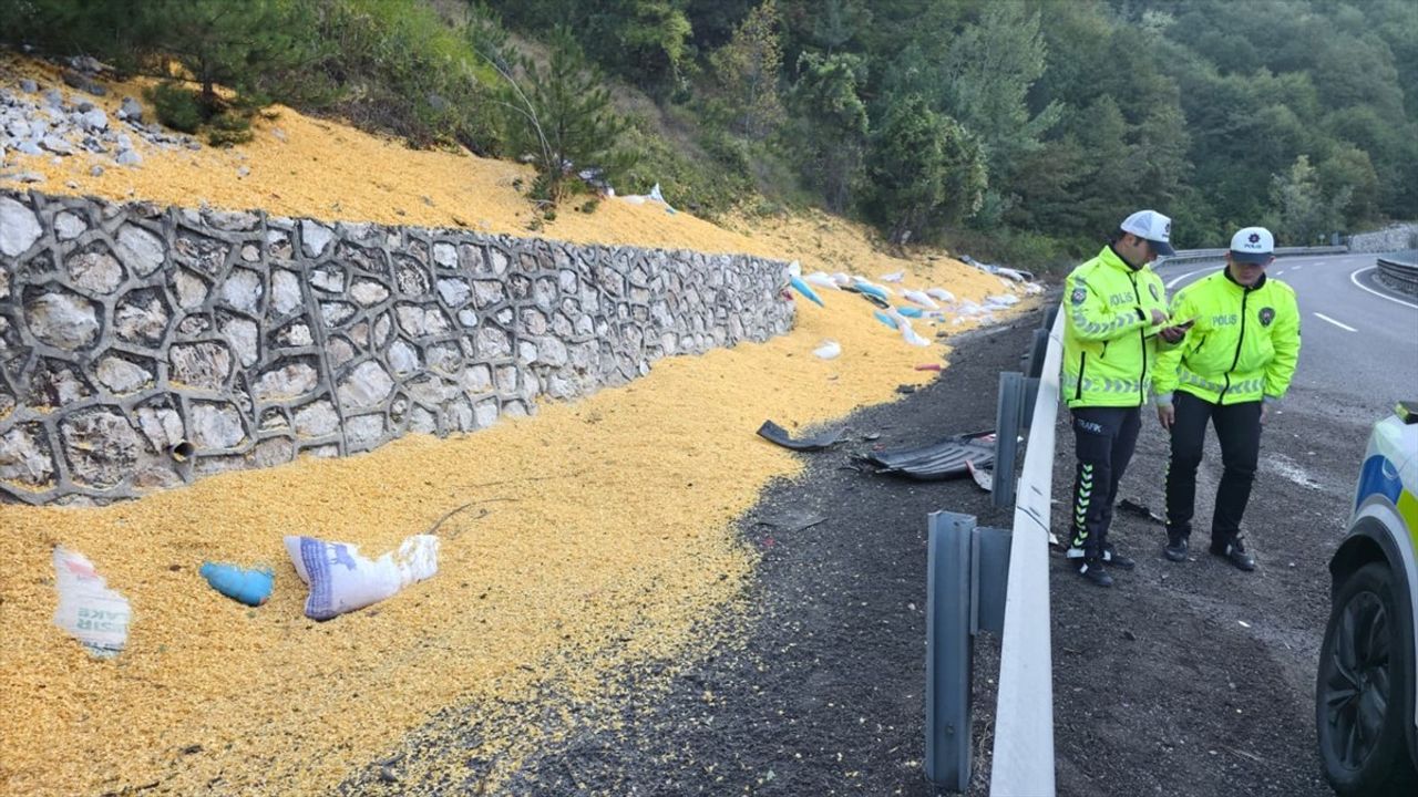 Bursa İnegöl'de hayvan yemi yüklü tır devrildi: 2 kişi ağır yaralandı