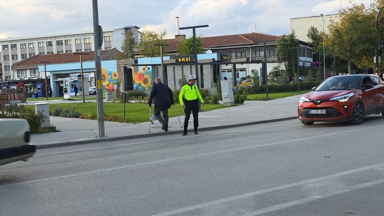 Bursa İnegöl'de trafik polisleri koltuk değnekli yaşlıyı güvenle karşıya geçirdi