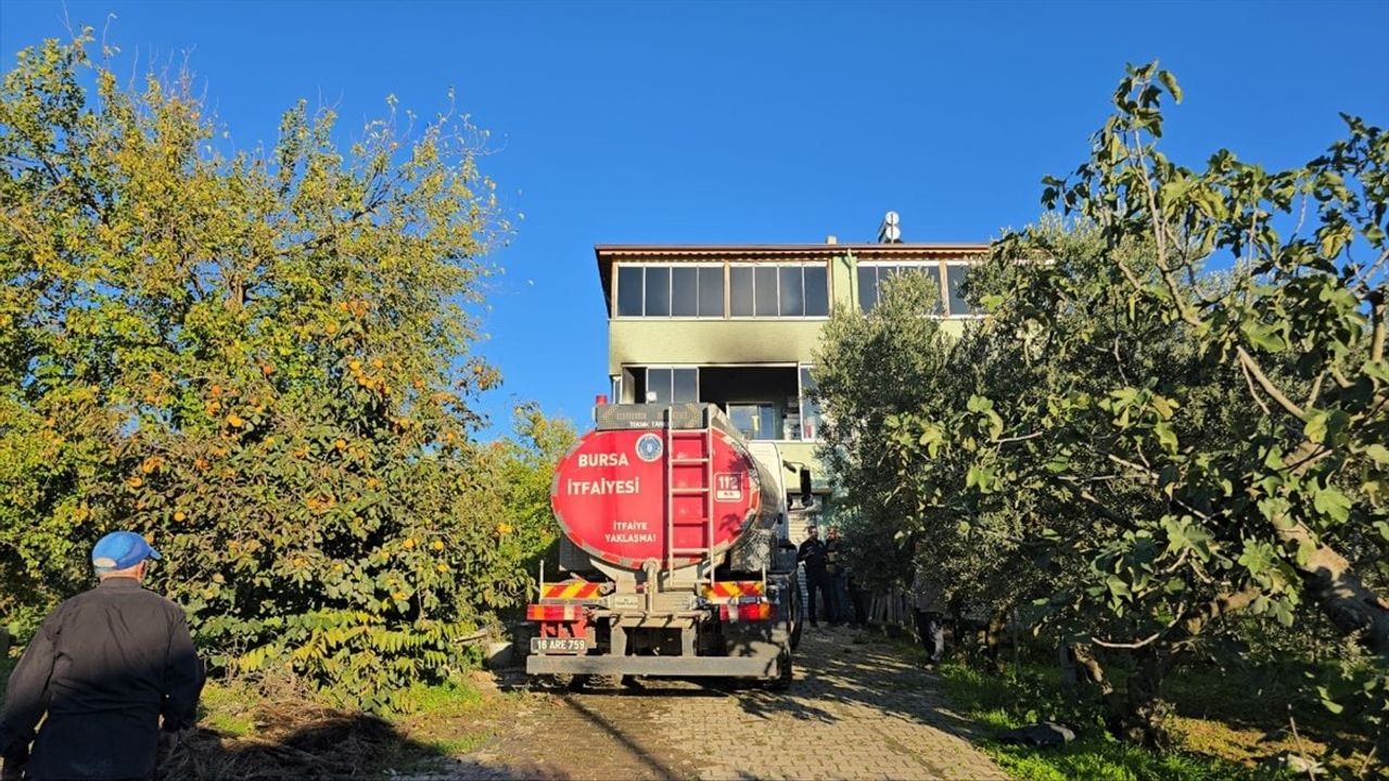 Bursa Mudanya'da ev yangını: Dumandan etkilenen yaşlı çift hastaneye kaldırıldı