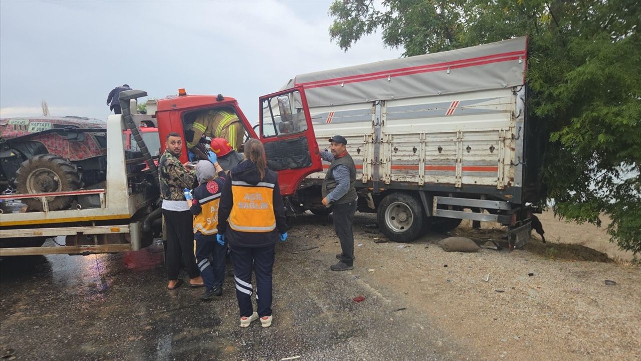 Bursa Orhangazi'de çekici ile kamyonetin çarpıştığı kazada 4 kişi yaralandı