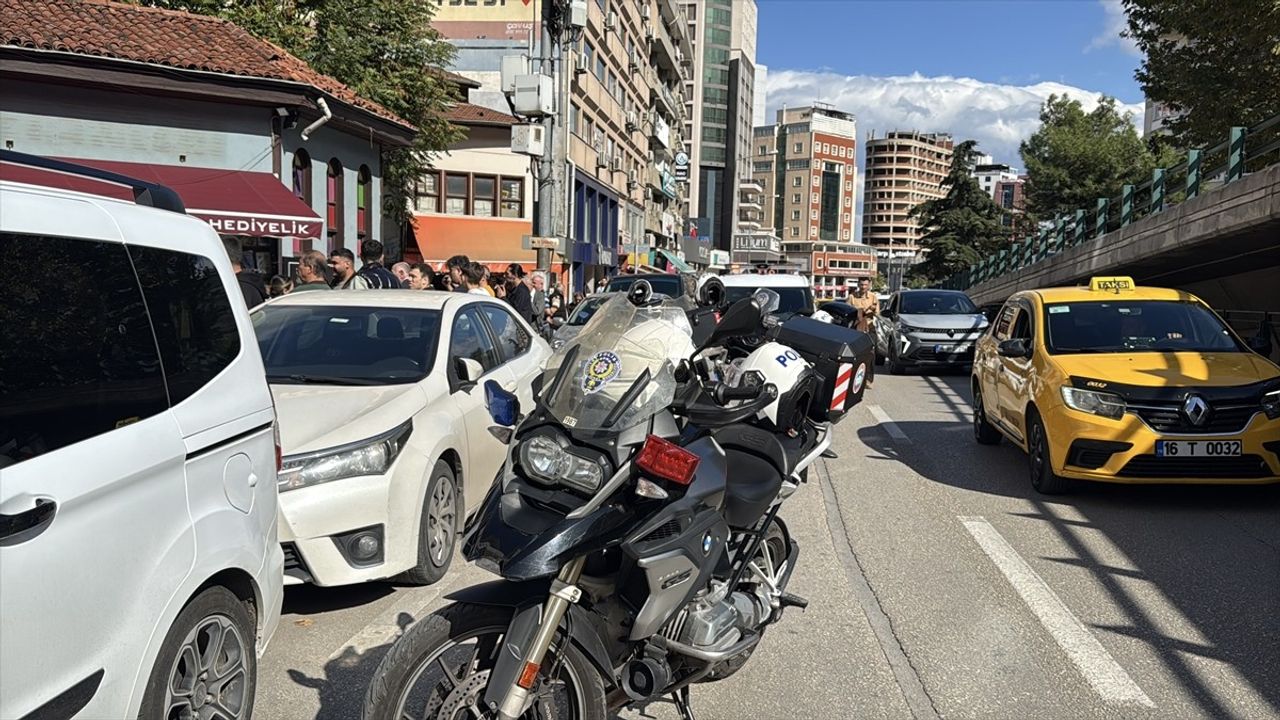 Bursa Osmangazi'de husumetli iki grup arasında bıçaklı ve silahlı kavga: 4 yaralı, 2 gözaltı